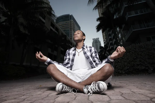 Adolescente meditando — Fotografia de Stock