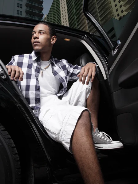 Adolescente sentado en un coche — Foto de Stock