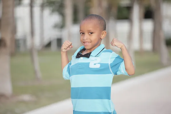Child flexing his muscles — Stock Photo, Image