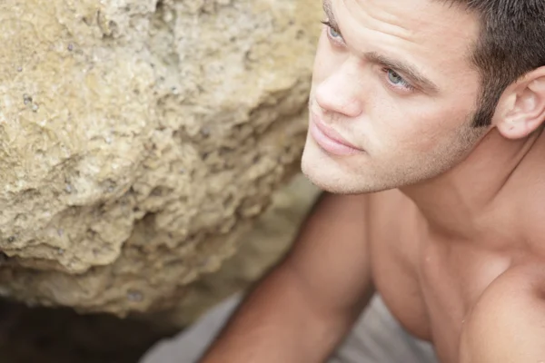 Headshot av en man vid klipporna — Stockfoto