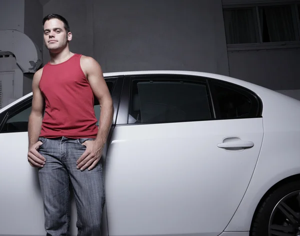 Schöner Mann posiert mit seinem Auto — Stockfoto