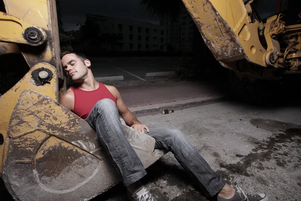 Man slapen in een backhoe — Stockfoto