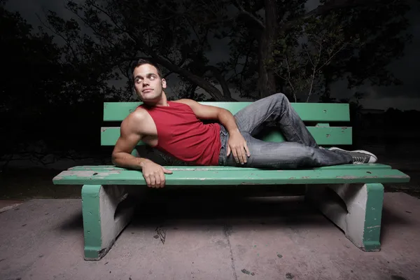 Man laying on a bench — Stock Photo, Image