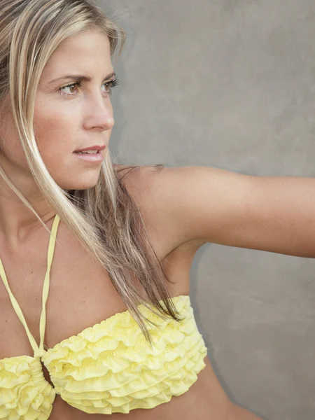 Vrouw in een gele bikini — Stockfoto