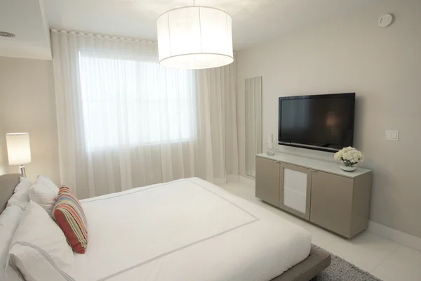 Сучасна спальня з телевізором — стокове фото