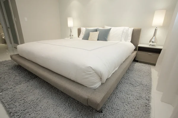 Bild eines modernen Bettes — Stockfoto