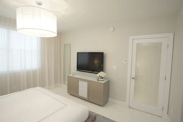 Современная спальня с телевизором — стоковое фото