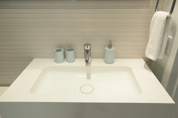 Współczesna łazienka umywalka — Zdjęcie stockowe