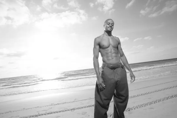 Hombre negro guapo en la playa — Foto de Stock