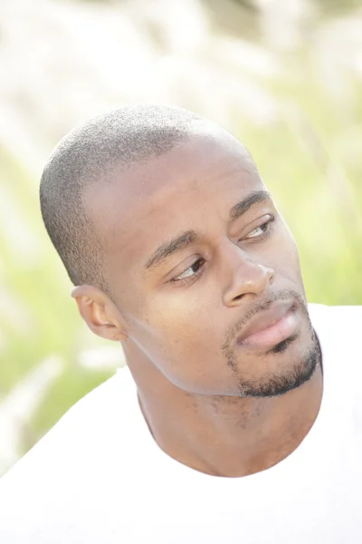 Headshot av en ung svart man — Stockfoto