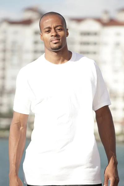 ハンサムな若い黒人男性屋外 — ストック写真