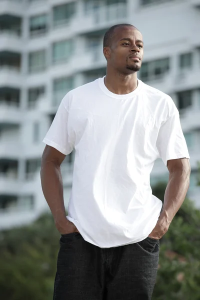 Молодий чорний чоловік позує на відкритому повітрі — стокове фото