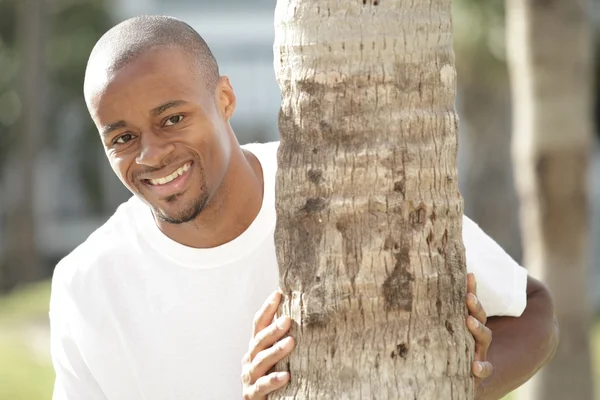 Красивый молодой черный мужчина улыбается — стоковое фото