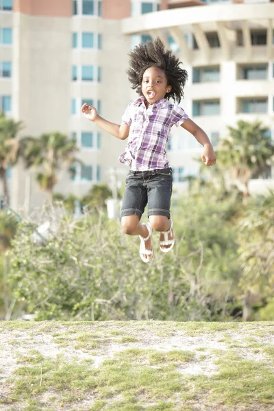 Unga barn hoppa — Stockfoto