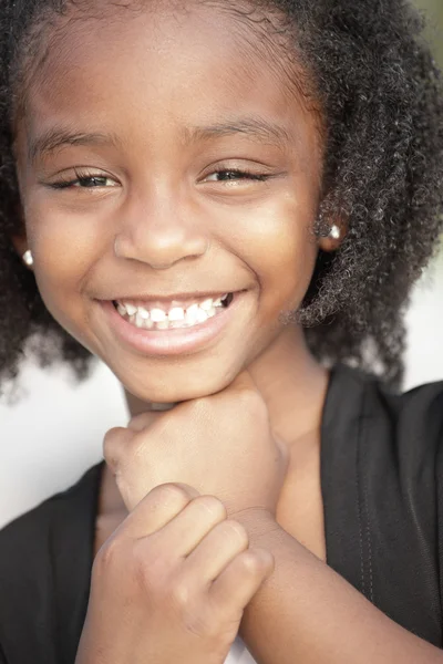 Headshot ενός νεαρού κοριτσιού αφροαμερικάνων — Φωτογραφία Αρχείου