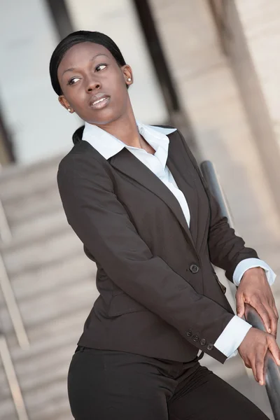 Jonge zakenvrouw op een trap — Stockfoto