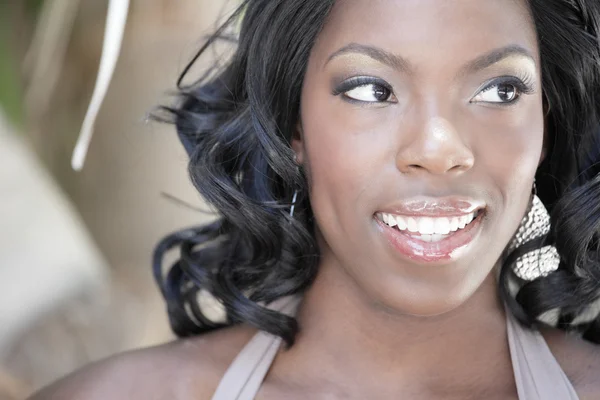 Headshot of a beautiful black woman — Stock Photo, Image