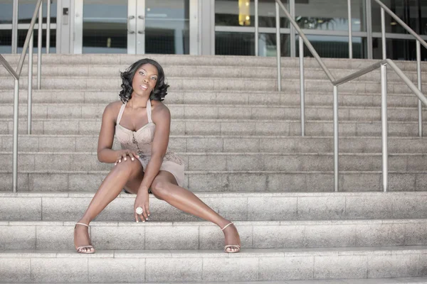 Fiatal afro-amerikai modell, a lépcsőn — Stock Fotó