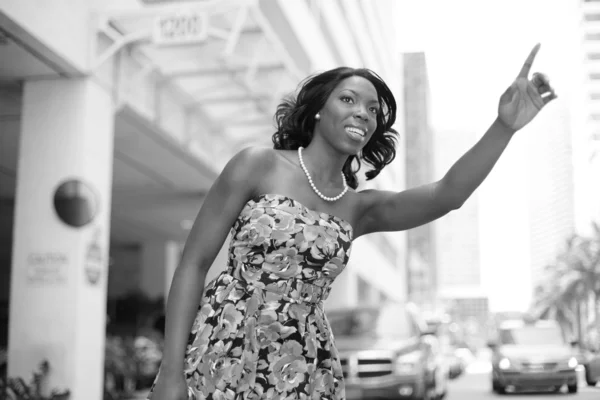 Woman hailing a cab — Stock Photo, Image
