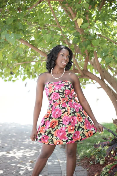 Молода чорна модель в літній сукні — стокове фото