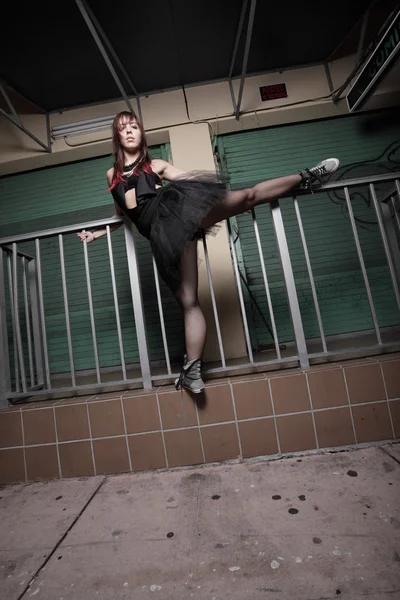 Mulher esticando a perna — Fotografia de Stock