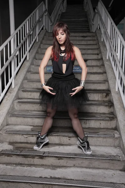 Bailarina pendurada nas escadas — Fotografia de Stock