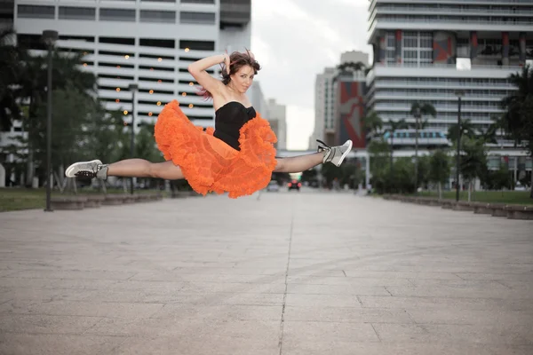 Mulher realizando um salto split — Fotografia de Stock