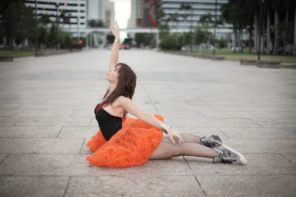 Kvinna i en swan pose — Stockfoto