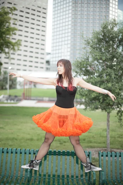 Балерина в парку — стокове фото