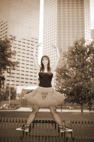 在城市中的芭蕾舞女演员 — 图库照片