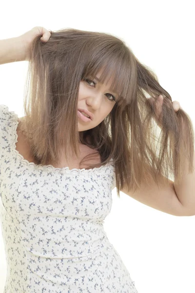 Mulher brincando com o cabelo — Fotografia de Stock