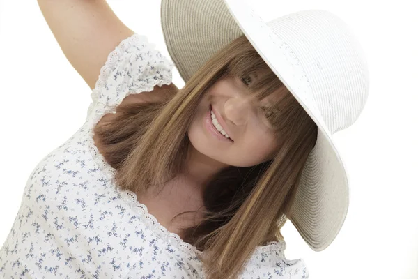 Kobieta uśmiechając się z czapką — Zdjęcie stockowe