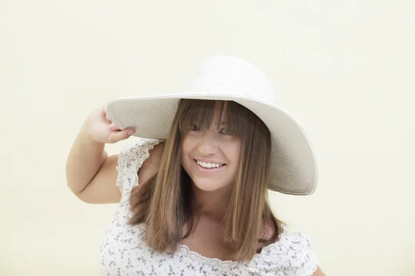 Γυναίκα που είναι χαμογελώντας με ένα καπέλο — Φωτογραφία Αρχείου