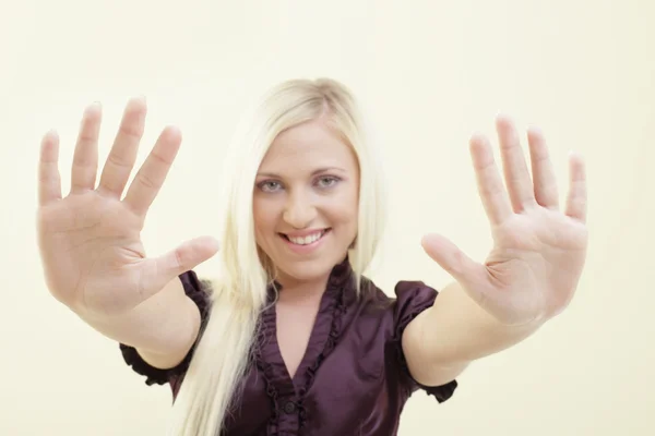 Жінка показує свої руки — стокове фото
