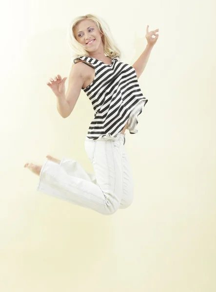 Mulher feliz saltando — Fotografia de Stock