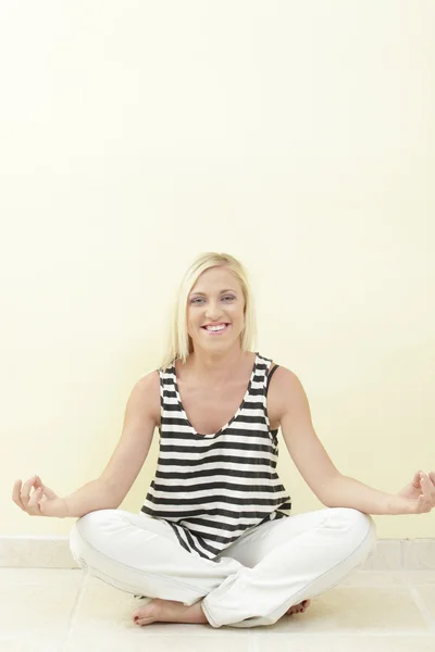 Vrouw die lacht en mediteren — Stockfoto