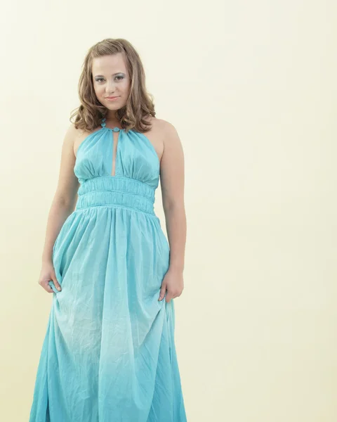 Жінка в блакитній сукні — стокове фото