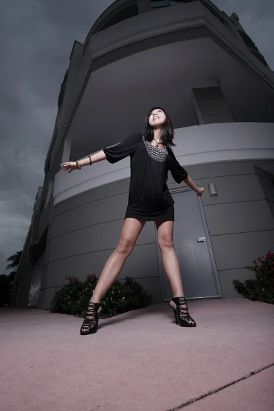 Unusual angle of a woman by a building — Stock Photo, Image