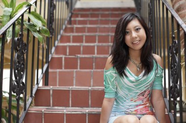bir merdiven üzerinde genç Asyalı kadın