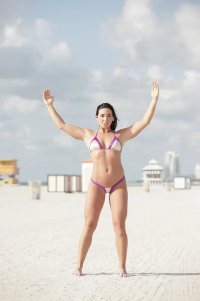 Mujer posando en la playa —  Fotos de Stock