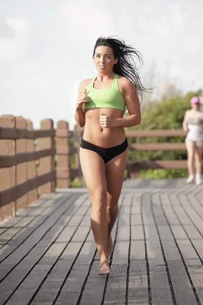 Nő a sétány fut — Stock Fotó