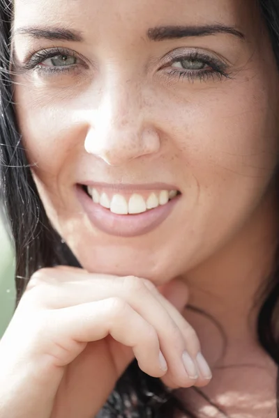 Фотография улыбающейся женщины — стоковое фото