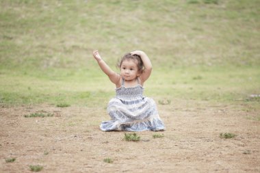 çimlerde oturan toddler