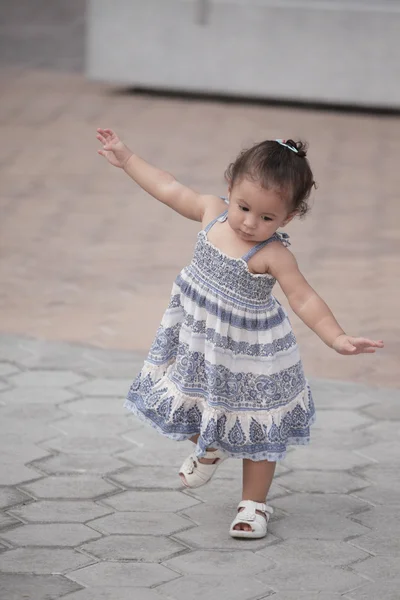 유아 걷는 방법을 학습 — 스톡 사진