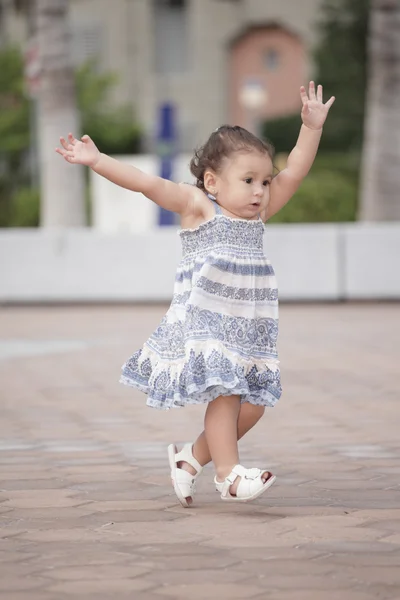 Criança aprendendo a andar — Fotografia de Stock
