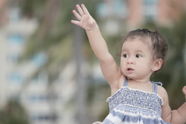 Un niño saludando —  Fotos de Stock