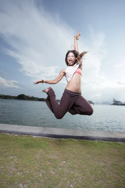 Hoppande kvinna — Stockfoto