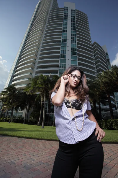 Kvinna poserar vid en modern byggnad — Stockfoto