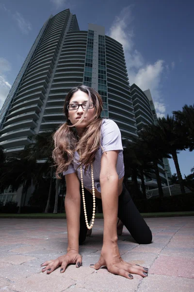 Vrouw met een gebouw op de achtergrond — Stockfoto