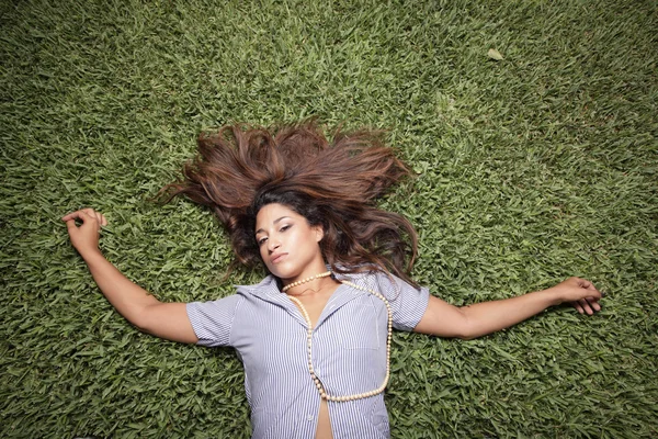 Сексуальная женщина лежит на траве — стоковое фото